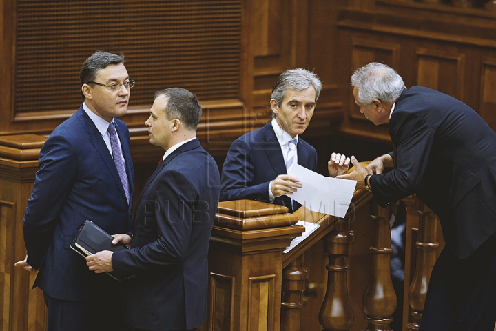 PREMIERĂ ISTORICĂ în Parlament! GALERIE FOTO cu emoţiile deputaţilor în ultima şedinţă a Legislativului din această sesiune