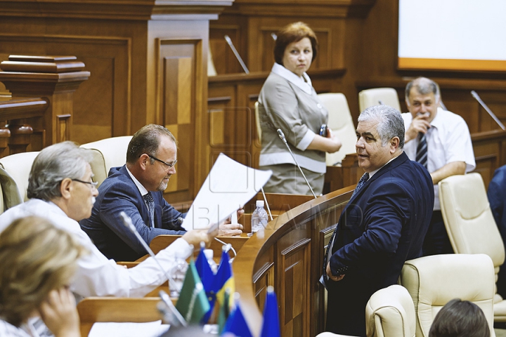 PREMIERĂ ISTORICĂ în Parlament! GALERIE FOTO cu emoţiile deputaţilor în ultima şedinţă a Legislativului din această sesiune