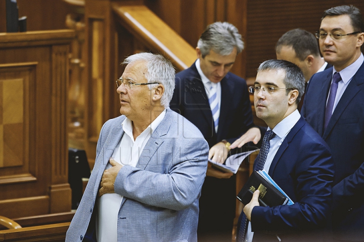 PREMIERĂ ISTORICĂ în Parlament! GALERIE FOTO cu emoţiile deputaţilor în ultima şedinţă a Legislativului din această sesiune