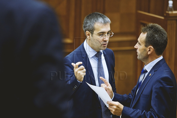 PREMIERĂ ISTORICĂ în Parlament! GALERIE FOTO cu emoţiile deputaţilor în ultima şedinţă a Legislativului din această sesiune