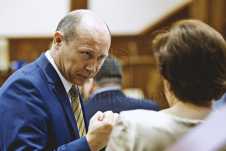 PREMIERĂ ISTORICĂ în Parlament! GALERIE FOTO cu emoţiile deputaţilor în ultima şedinţă a Legislativului din această sesiune