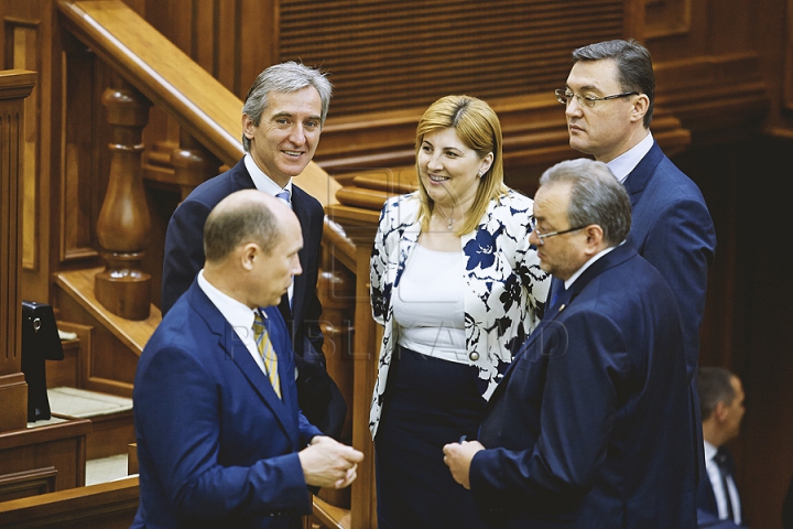 PREMIERĂ ISTORICĂ în Parlament! GALERIE FOTO cu emoţiile deputaţilor în ultima şedinţă a Legislativului din această sesiune