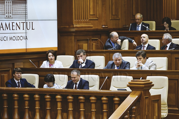 PREMIERĂ ISTORICĂ în Parlament! GALERIE FOTO cu emoţiile deputaţilor în ultima şedinţă a Legislativului din această sesiune