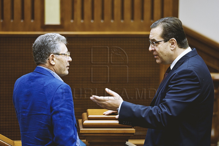 PREMIERĂ ISTORICĂ în Parlament! GALERIE FOTO cu emoţiile deputaţilor în ultima şedinţă a Legislativului din această sesiune