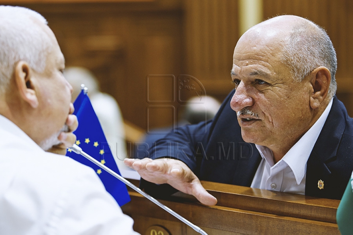 PREMIERĂ ISTORICĂ în Parlament! GALERIE FOTO cu emoţiile deputaţilor în ultima şedinţă a Legislativului din această sesiune