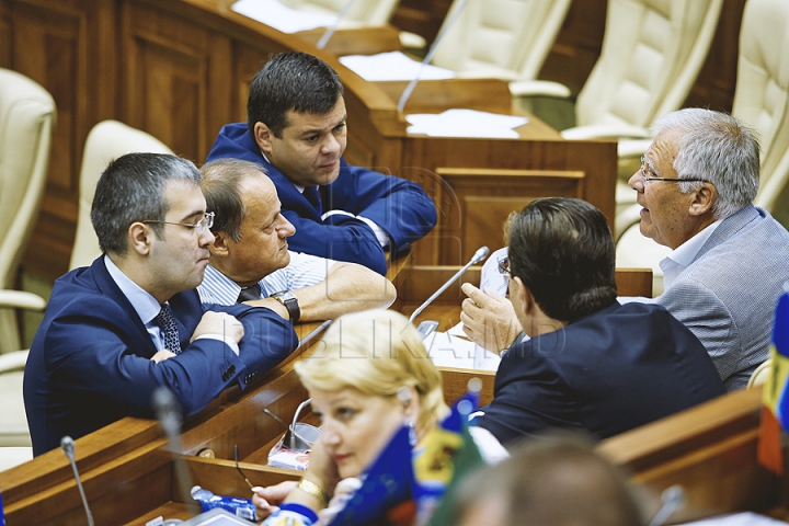 PREMIERĂ ISTORICĂ în Parlament! GALERIE FOTO cu emoţiile deputaţilor în ultima şedinţă a Legislativului din această sesiune