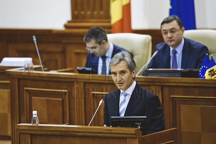 PREMIERĂ ISTORICĂ în Parlament! GALERIE FOTO cu emoţiile deputaţilor în ultima şedinţă a Legislativului din această sesiune