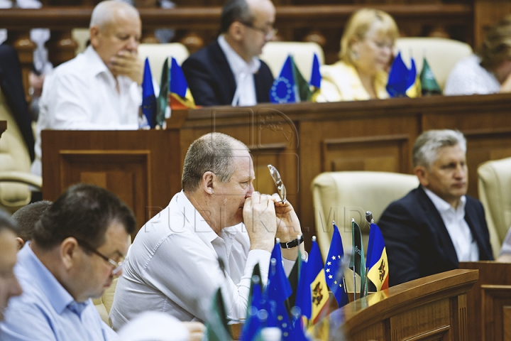 PREMIERĂ ISTORICĂ în Parlament! GALERIE FOTO cu emoţiile deputaţilor în ultima şedinţă a Legislativului din această sesiune