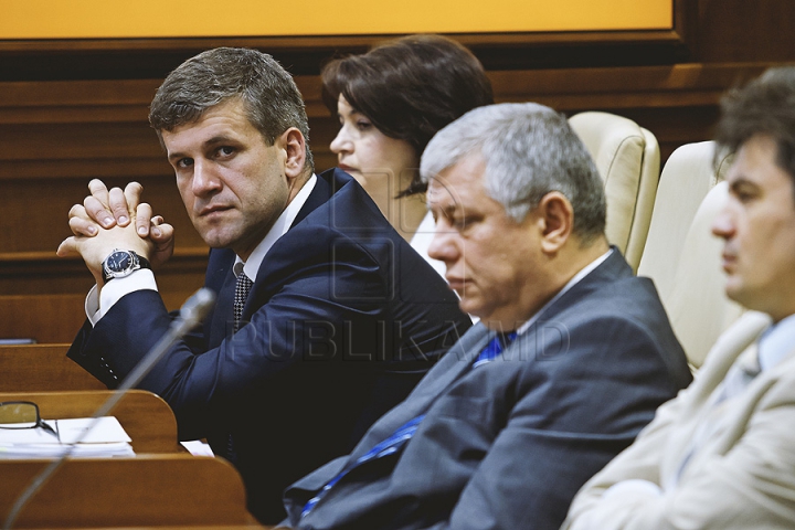 PREMIERĂ ISTORICĂ în Parlament! GALERIE FOTO cu emoţiile deputaţilor în ultima şedinţă a Legislativului din această sesiune