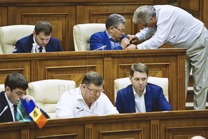 PREMIERĂ ISTORICĂ în Parlament! GALERIE FOTO cu emoţiile deputaţilor în ultima şedinţă a Legislativului din această sesiune