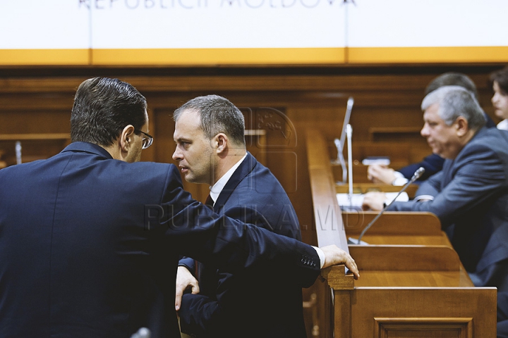 PREMIERĂ ISTORICĂ în Parlament! GALERIE FOTO cu emoţiile deputaţilor în ultima şedinţă a Legislativului din această sesiune