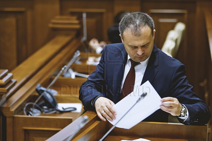 PREMIERĂ ISTORICĂ în Parlament! GALERIE FOTO cu emoţiile deputaţilor în ultima şedinţă a Legislativului din această sesiune