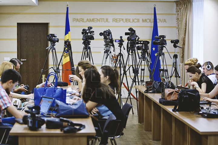 PREMIERĂ ISTORICĂ în Parlament! GALERIE FOTO cu emoţiile deputaţilor în ultima şedinţă a Legislativului din această sesiune