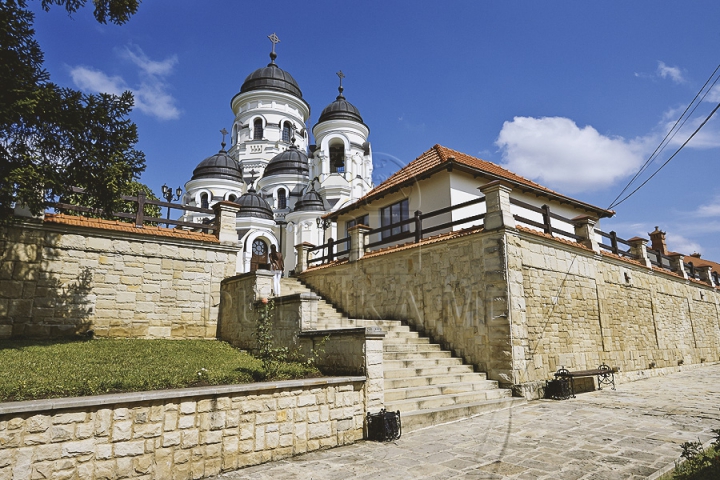Tehnologia îşi face loc şi în biserici! Tot mai multe lăcaşe de cult din ţară au sisteme sofisticate de alarmă (GALERIE FOTO)
