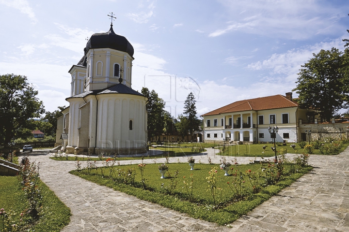 Tehnologia îşi face loc şi în biserici! Tot mai multe lăcaşe de cult din ţară au sisteme sofisticate de alarmă (GALERIE FOTO)