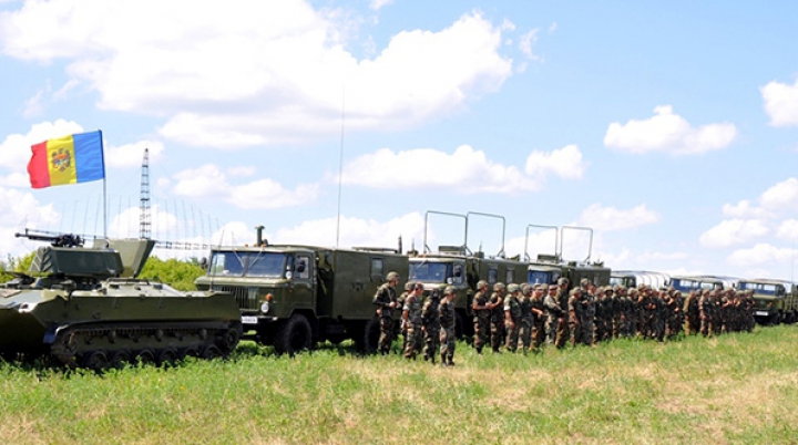  Motoare turate şi urme de şenile. Militarii Armatei Naţionale au testat tehnica din dotare (FOTO/VIDEO)