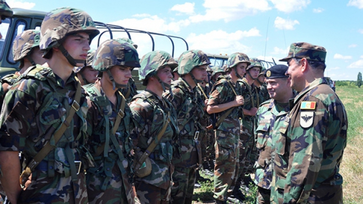  Motoare turate şi urme de şenile. Militarii Armatei Naţionale au testat tehnica din dotare (FOTO/VIDEO)