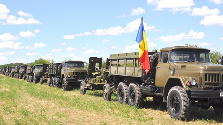  Motoare turate şi urme de şenile. Militarii Armatei Naţionale au testat tehnica din dotare (FOTO/VIDEO)