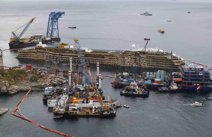 Cum arată Costa Concordia la interior după doi ani de la naufragiu. Operaţiunea de tractare a navei e în toi (GALERIE FOTO)