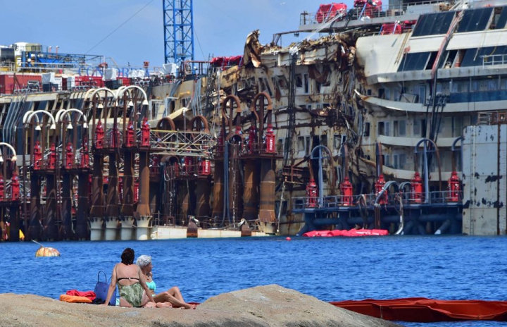 Cum arată Costa Concordia la interior după doi ani de la naufragiu. Operaţiunea de tractare a navei e în toi (GALERIE FOTO)