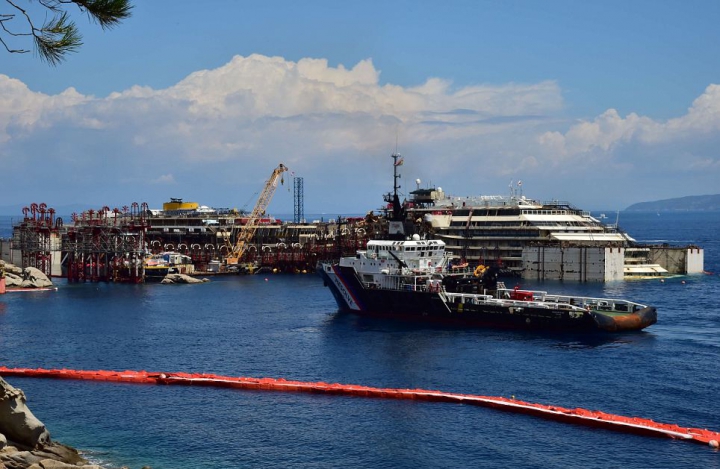 Cum arată Costa Concordia la interior după doi ani de la naufragiu. Operaţiunea de tractare a navei e în toi (GALERIE FOTO)