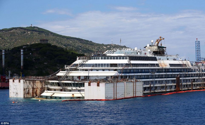 Cum arată Costa Concordia la interior după doi ani de la naufragiu. Operaţiunea de tractare a navei e în toi (GALERIE FOTO)