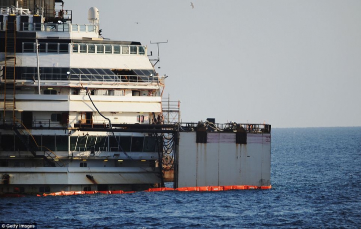 Cum arată Costa Concordia la interior după doi ani de la naufragiu. Operaţiunea de tractare a navei e în toi (GALERIE FOTO)