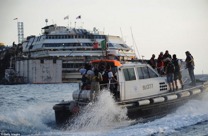 Cum arată Costa Concordia la interior după doi ani de la naufragiu. Operaţiunea de tractare a navei e în toi (GALERIE FOTO)