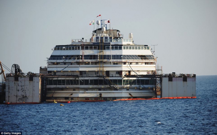 Cum arată Costa Concordia la interior după doi ani de la naufragiu. Operaţiunea de tractare a navei e în toi (GALERIE FOTO)
