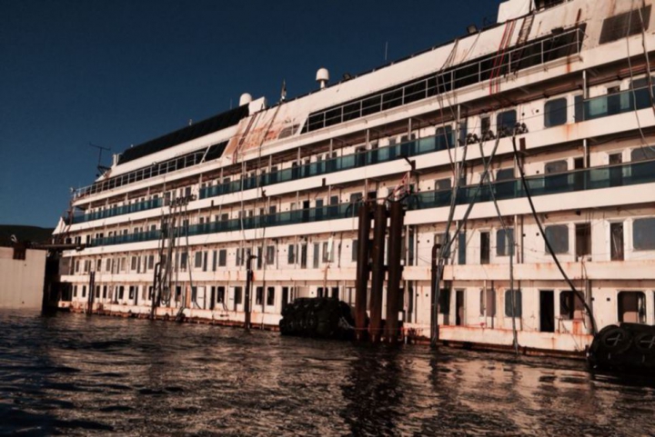 Cum arată Costa Concordia la interior după doi ani de la naufragiu. Operaţiunea de tractare a navei e în toi (GALERIE FOTO)