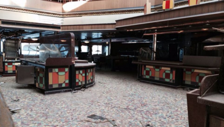 Cum arată Costa Concordia la interior după doi ani de la naufragiu. Operaţiunea de tractare a navei e în toi (GALERIE FOTO)