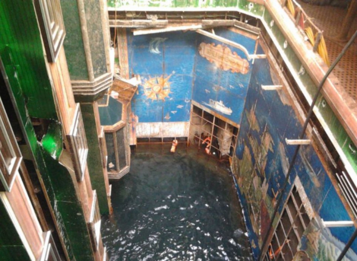 Cum arată Costa Concordia la interior după doi ani de la naufragiu. Operaţiunea de tractare a navei e în toi (GALERIE FOTO)