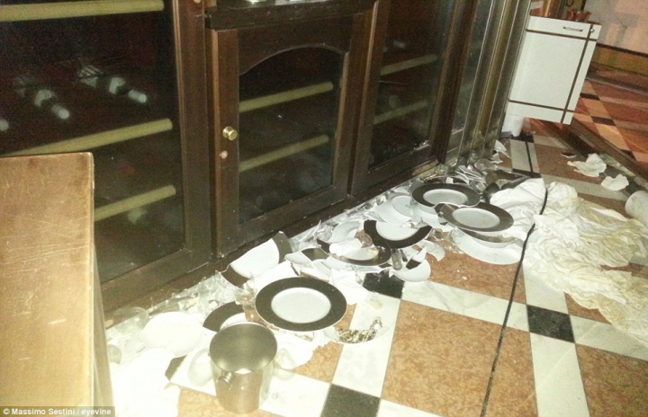 Cum arată Costa Concordia la interior după doi ani de la naufragiu. Operaţiunea de tractare a navei e în toi (GALERIE FOTO)