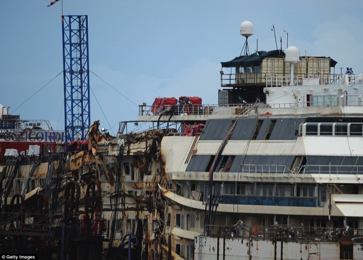 Cum arată Costa Concordia la interior după doi ani de la naufragiu. Operaţiunea de tractare a navei e în toi (GALERIE FOTO)