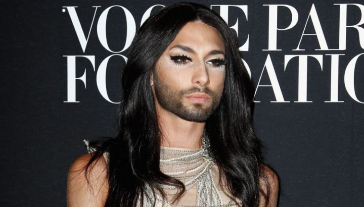 Conchita Wurst are concurenţă! Cum arată travestitul cu mustăcioara poleită în aur (FOTO)