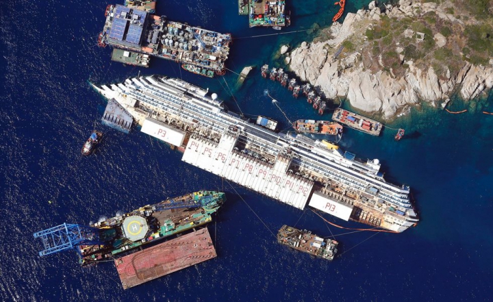 Cum arată Costa Concordia la interior după doi ani de la naufragiu. Operaţiunea de tractare a navei e în toi (GALERIE FOTO)