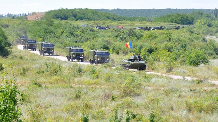  Motoare turate şi urme de şenile. Militarii Armatei Naţionale au testat tehnica din dotare (FOTO/VIDEO)