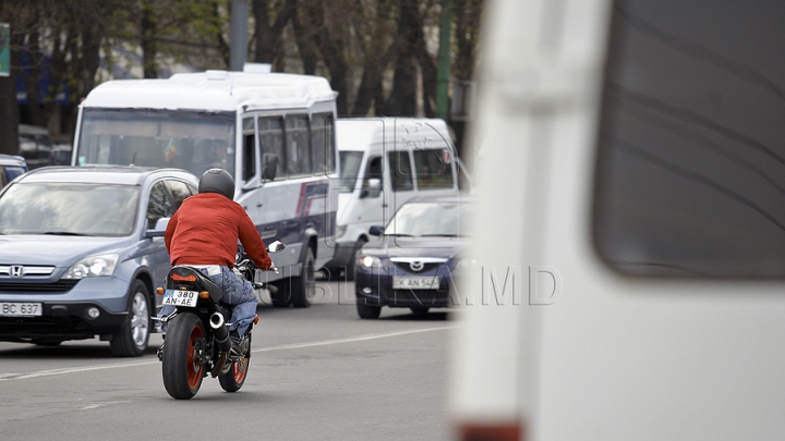 N-ai mai văzut aşa ceva! Ce a păţit un motociclist care a fost lovit de o maşină (VIDEO)