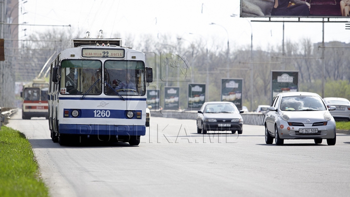 Primăria a suplimentat traseul rutei de maxi-taxi 155, cu troleibuze şi autobuze. Ce transport alternativ pot folosi cetăţenii