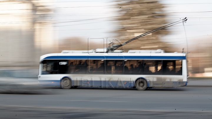 Schimbări în transportul public din capitală! VEZI cum au fost suplimentate rutele de troleibuz şi autobuz