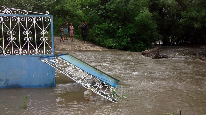 Salvatorii din Moldova înlătură consecinţele ploii. Care localităţi au fost sever afectate (FOTO)