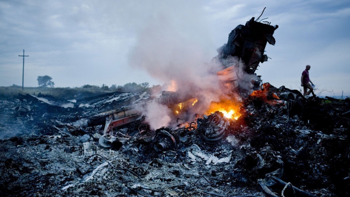 Experţi din Olanda au început anchetarea prăbuşirii zborului MH17 din estul Ucrainei. "La faţa locului sunt agenţi FBI"