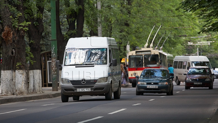 Primăria capitalei a restabilit activitatea unei rute de microbuz şi a modificat traseul altor 27 de linii de maxi-taxi