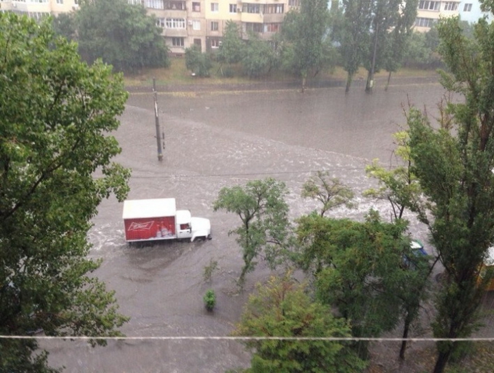 NO COMMENT! Oraşul Odesa a fost inundat după furtuna din această dimineaţă (VIDEO/FOTO)