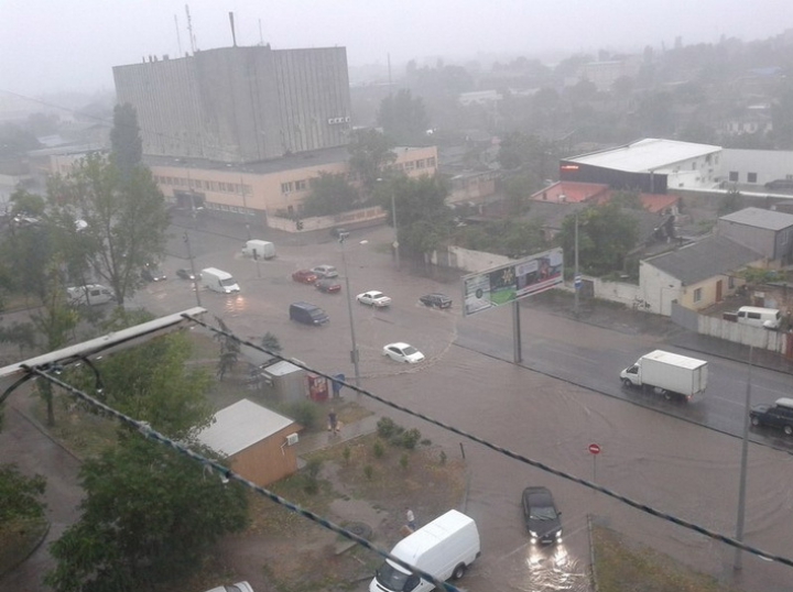 NO COMMENT! Oraşul Odesa a fost inundat după furtuna din această dimineaţă (VIDEO/FOTO)