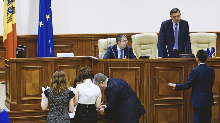 PREMIERĂ ISTORICĂ în Parlament! GALERIE FOTO cu emoţiile deputaţilor în ultima şedinţă a Legislativului din această sesiune