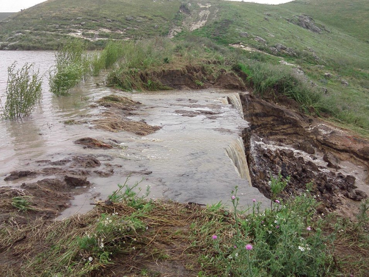 Salvatorii din Moldova înlătură consecinţele ploii. Care localităţi au fost sever afectate (FOTO)