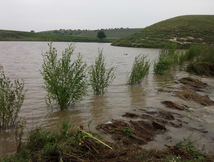 Salvatorii din Moldova înlătură consecinţele ploii. Care localităţi au fost sever afectate (FOTO)