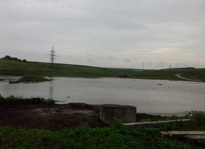 Salvatorii din Moldova înlătură consecinţele ploii. Care localităţi au fost sever afectate (FOTO)