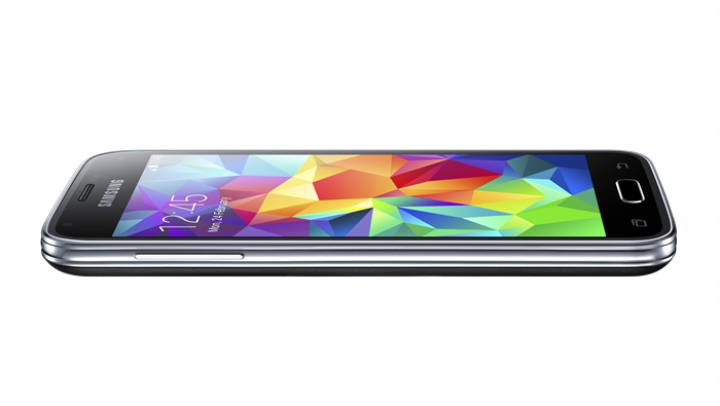 Samsung Galaxy S5 mini a fost prezentat oficial. Telefonul are cameră de opt megapixeli şi este rezistent la apă (GALERIE FOTO)